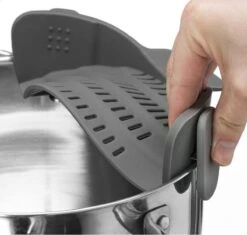 SensaHome- Siliconen Vergiet - Keuken Afgietdeksel - Afgiethulp - Siliconen - BPA Vrij - Grijs 40 SensaHome- Siliconen Vergiet - Keuken Afgietdeksel - Afgiethulp - Siliconen - BPA Vrij - Grijs -Buiten Kamperen 1200x1144 2