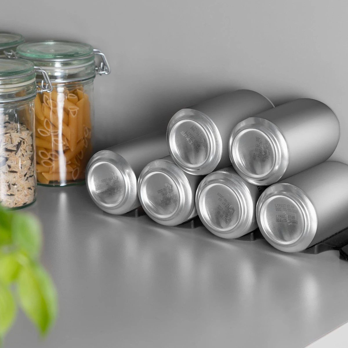 Kwmobile 1x Opvouwbare Houder Voor Flessen En Blikjes - Voor Koelkast En Voorraadkast - Siliconen Flessenhouder In Zwart - 31 X 9,5 X 1 Cm 7 Kwmobile 1x Opvouwbare Houder Voor Flessen En Blikjes - Voor Koelkast En Voorraadkast - Siliconen Flessenhouder In Zwart - 31 X 9,5 X 1 Cm - Afbeelding 5