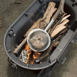 Kikkerland Huckleberry Popcorn Maker - Maak Je Eigen Popcorn - Popcornpan - Kampvuur - Buitenspeelgoed - Buitenspelen - Kamperen 16 Kikkerland Huckleberry Popcorn Maker - Maak Je Eigen Popcorn - Popcornpan - Kampvuur - Buitenspeelgoed - Buitenspelen - Kamperen -Buiten Kamperen 1200x1200 693