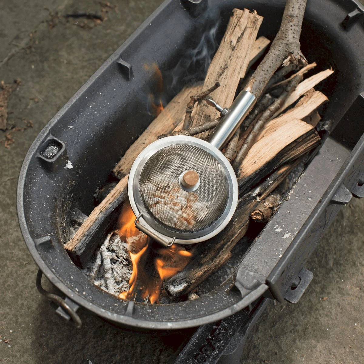 Kikkerland Huckleberry Popcorn Maker - Maak Je Eigen Popcorn - Popcornpan - Kampvuur - Buitenspeelgoed - Buitenspelen - Kamperen 9 Kikkerland Huckleberry Popcorn Maker - Maak Je Eigen Popcorn - Popcornpan - Kampvuur - Buitenspeelgoed - Buitenspelen - Kamperen - Afbeelding 7