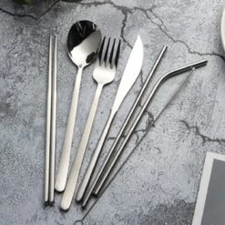 House Of Husk Reisbestek - Reis Bestekset - Chopsticks - Metalen Rietjes Met Borstel - Lepel - Vaatwasserbestendig - RVS - 7 Delig - Zilver 10 House Of Husk Reisbestek - Reis Bestekset - Chopsticks - Metalen Rietjes Met Borstel - Lepel - Vaatwasserbestendig - RVS - 7 Delig - Zilver -Buiten Kamperen 1200x1200 699