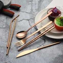 House Of Husk Reisbestek - Reis Bestekset - Chopsticks - Metalen Rietjes Met Borstel - Lepel - Vaatwasserbestendig - RVS - 7 Delig - Rose Goud -Buiten Kamperen 1200x1200 711