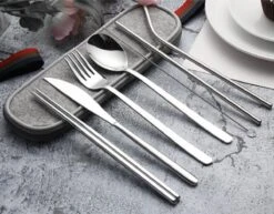 House Of Husk Reisbestek - Reis Bestekset - Chopsticks - Metalen Rietjes Met Borstel - Lepel - Vaatwasserbestendig - RVS - 7 Delig - Zilver 11 House Of Husk Reisbestek - Reis Bestekset - Chopsticks - Metalen Rietjes Met Borstel - Lepel - Vaatwasserbestendig - RVS - 7 Delig - Zilver -Buiten Kamperen 1200x940 2